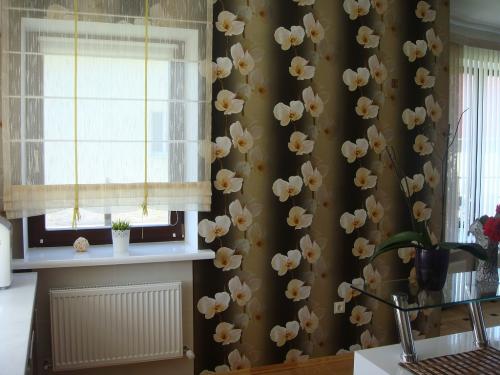 Темные кухни темные обои. Материал обоев для кухонных стен