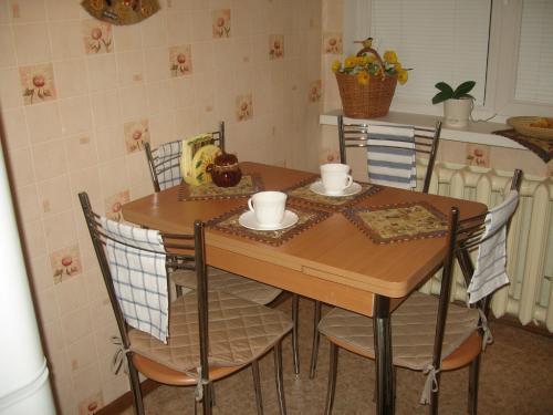 Темные кухни темные обои. Материал обоев для кухонных стен