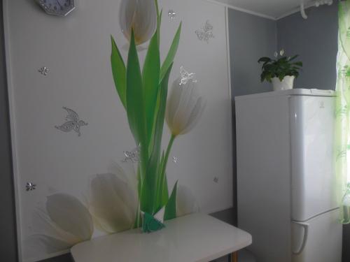 Темные кухни темные обои. Материал обоев для кухонных стен