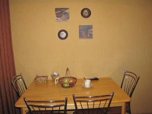 Темные кухни темные обои. Материал обоев для кухонных стен