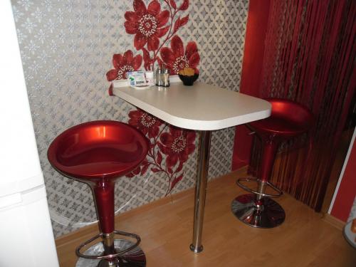 Темные кухни темные обои. Материал обоев для кухонных стен