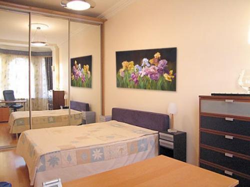 Как правильно повесить картину над кроватью. Какую подобрать картину в спальню?