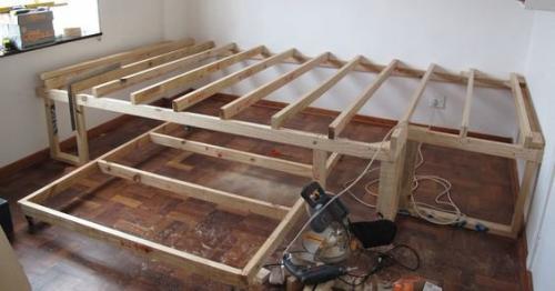 Подиум в квартире своими руками. Идеи дизайна маленькой квартиры: кровать-подиум