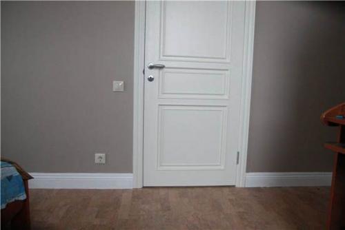 Какого цвета должны быть плинтуса под цвет пола или дверей. Как подобрать цвет пола и дверей 04