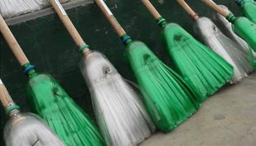 Метла из пластиковых бутылок. Как изготовить прочную бюджетную метлу на каждый день из обычных пластиковых бутылок