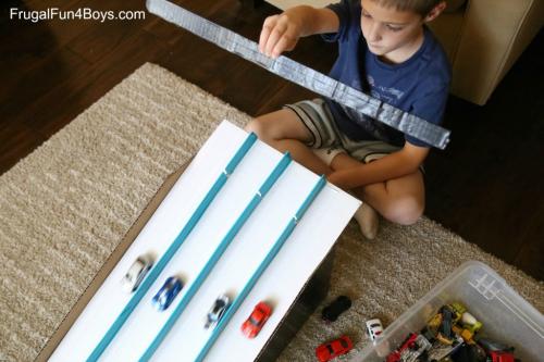 Дорога для машинок своими руками для детей. Чем занять ребенка: 5 супер игр своими руками для любителей машинок 09