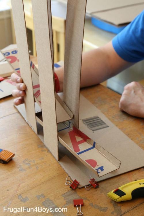 Дорога для машинок своими руками для детей. Чем занять ребенка: 5 супер игр своими руками для любителей машинок 14