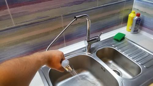 Дизайн кухни студии 40 кв м. Дизайн современной кухни-гостиной 40 кв м с фасадами из стекла и пеналами с техникой