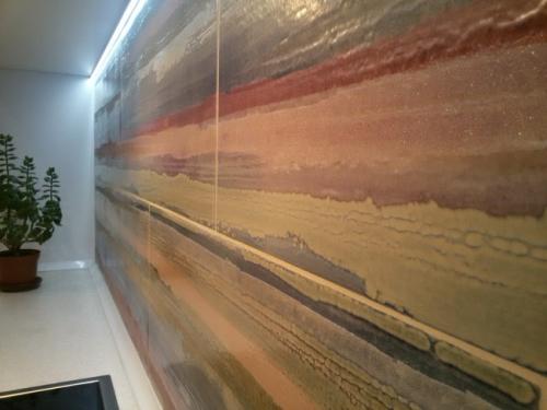 Дизайн кухни студии 40 кв м. Дизайн современной кухни-гостиной 40 кв м с фасадами из стекла и пеналами с техникой