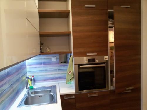 Дизайн кухни студии 40 кв м. Дизайн современной кухни-гостиной 40 кв м с фасадами из стекла и пеналами с техникой