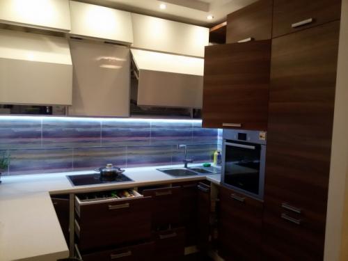 Дизайн кухни студии 40 кв м. Дизайн современной кухни-гостиной 40 кв м с фасадами из стекла и пеналами с техникой