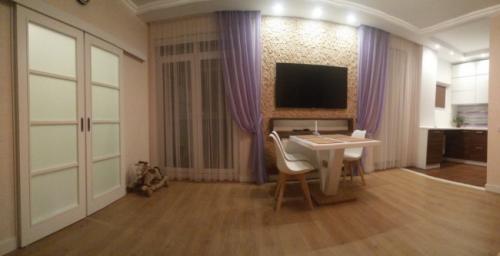 Дизайн кухни студии 40 кв м. Дизайн современной кухни-гостиной 40 кв м с фасадами из стекла и пеналами с техникой