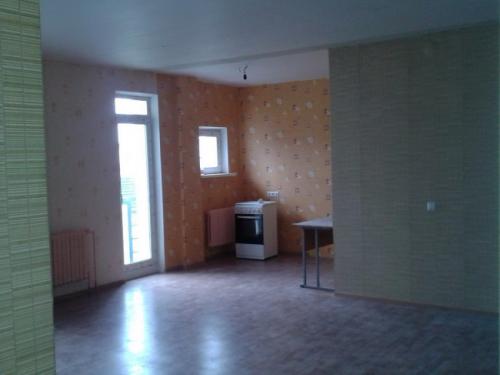 Дизайн кухни студии 40 кв м. Дизайн современной кухни-гостиной 40 кв м с фасадами из стекла и пеналами с техникой