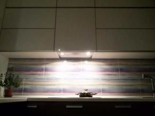 Дизайн кухни студии 40 кв м. Дизайн современной кухни-гостиной 40 кв м с фасадами из стекла и пеналами с техникой