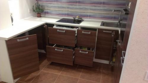 Дизайн кухни студии 40 кв м. Дизайн современной кухни-гостиной 40 кв м с фасадами из стекла и пеналами с техникой