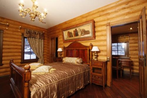 Отделка спальни в деревянном доме. Оформление интерьера