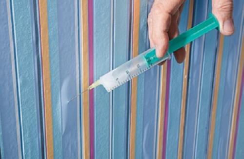 Уйдут ли пузыри на бумажных обоях. Простой способ убрать пузыри на обоях после поклейки