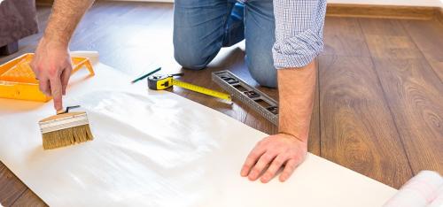 Вздулись обои после поклейки. Почему на обоях после поклейки много складок и пузырей