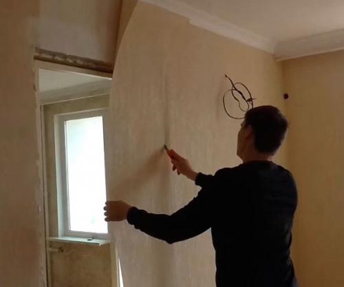 Вздулись обои после поклейки. Почему на обоях после поклейки много складок и пузырей