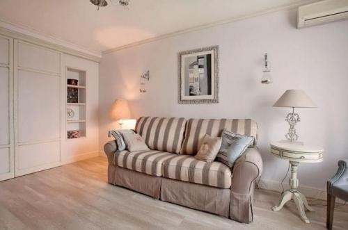 В какой цвет покрасить стены в гостинной. Каким цветом покрасить стены в гостиной и зале, как подобрать нужный дизайн: идеи оформления и советы экспертов на 2019 год