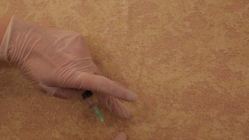 Уйдут ли пузыри на бумажных обоях. Простой способ убрать пузыри на обоях после поклейки