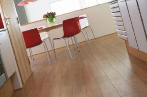 Можно ли стелить на кухню ламинат. Ламинат на кухню: особенности выбора напольного покрытия 03 Можно ли стелить на кухню ламинат. Ламинат на кухню: особенности выбора напольного покрытия 03