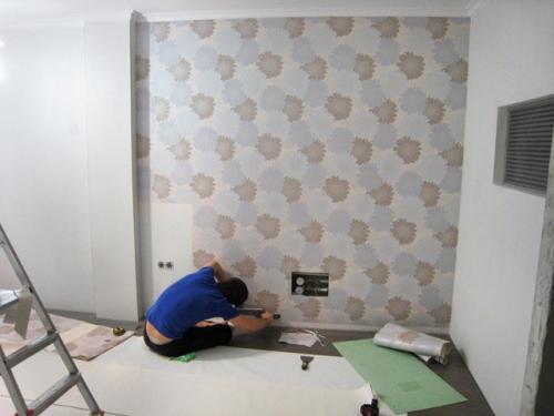 Вздулись обои после поклейки. Почему на обоях после поклейки много складок и пузырей