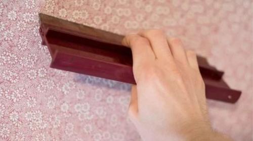 Уйдут ли пузыри на бумажных обоях. Простой способ убрать пузыри на обоях после поклейки