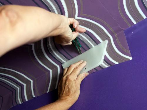 Вздулись обои после поклейки. Почему на обоях после поклейки много складок и пузырей