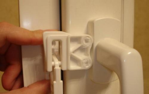 Ограничитель открывания створки окна. Ограничитель открывания для пластикового окна. Виды и описание возможностей