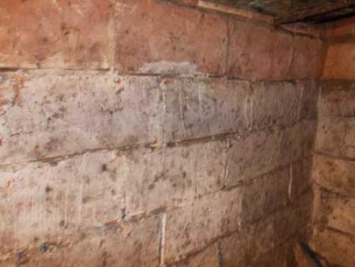 Чем покрасить стены в погребе гаража. Использование побелки из извести 04