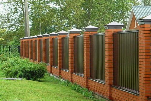 Как крепится профлистна фундаменте. Использование профнастила для отделки цоколя частного дома, какой вид выбрать и как правильно установить 19