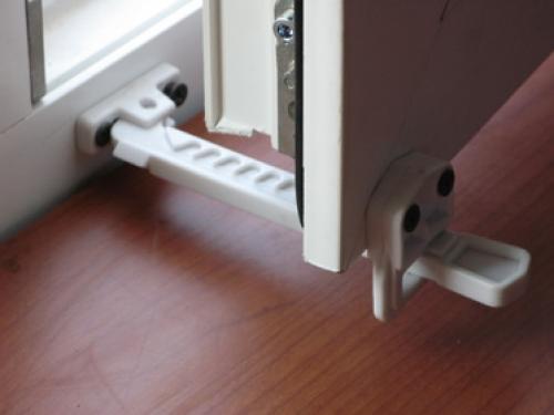 Ограничитель открывания створки окна. Ограничитель открывания для пластикового окна. Виды и описание возможностей