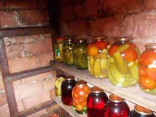 Чем покрасить стены в погребе гаража. Использование побелки из извести 01