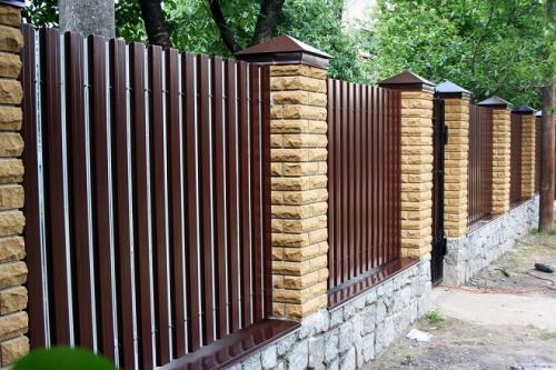 Как крепится профлистна фундаменте. Использование профнастила для отделки цоколя частного дома, какой вид выбрать и как правильно установить