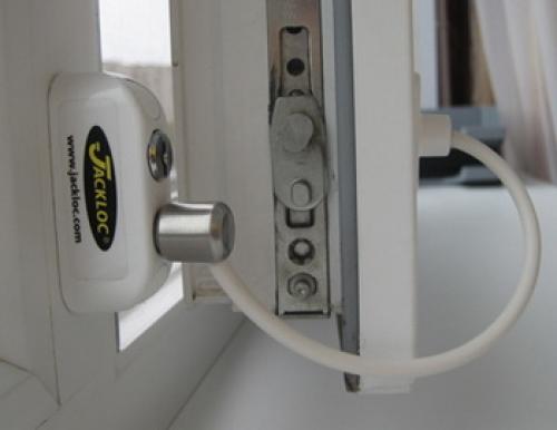 Ограничитель открывания створки окна. Ограничитель открывания для пластикового окна. Виды и описание возможностей