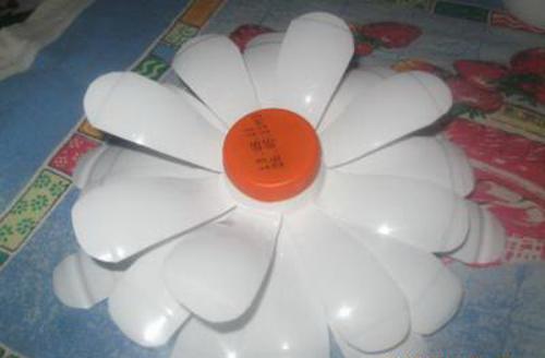 Ромашки из бутылок своими руками. Белые ромашки из пластиковых бутылок