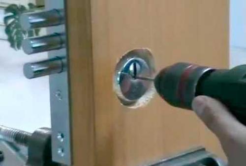 Как высверлить личинку замка. Как и чем высверлить дверной замок — пошаговая инструкция