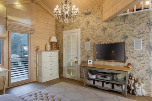 Как поклеить обои на деревянные стены. О различных категориях обоев