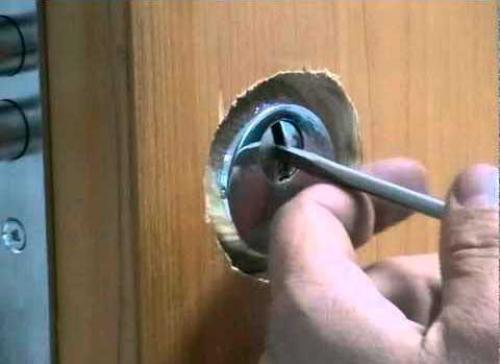 Как высверлить личинку замка. Как и чем высверлить дверной замок — пошаговая инструкция