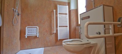 Линолеум для стен. Плюсы линолеума в ванной на стенах вместо плитки и рекомендации мастеров по отделке