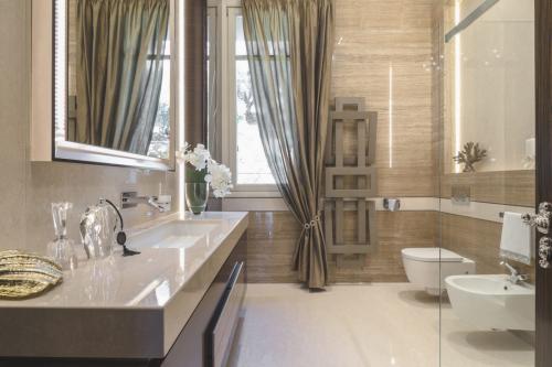 Линолеум для стен. Плюсы линолеума в ванной на стенах вместо плитки и рекомендации мастеров по отделке