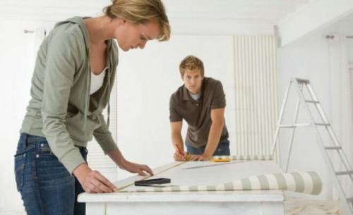 Как поклеить виниловые обои на гипсокартон. Процесс поклейки