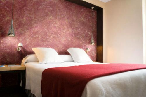 Обои для спальни: советы от дизайнеров