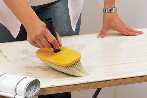 Как поклеить виниловые обои на гипсокартон. Процесс поклейки