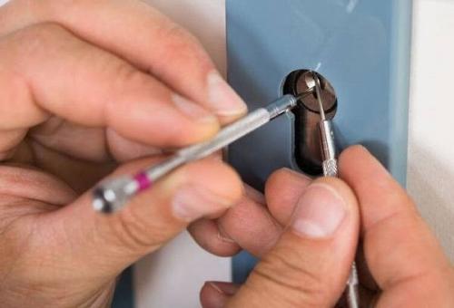 Ключ не входит в замок до конца. Ключ с трудом входит в замочную скважину