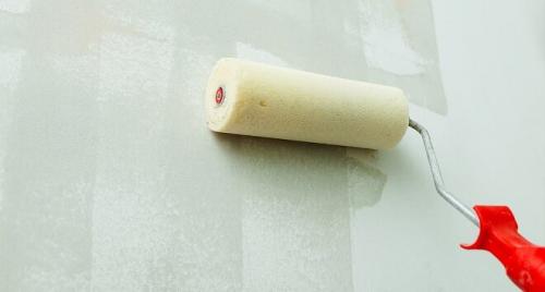 Как поклеить виниловые обои на гипсокартон. Процесс поклейки