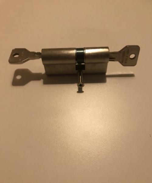 Ключ не входит в замок до конца. Ключ с трудом входит в замочную скважину