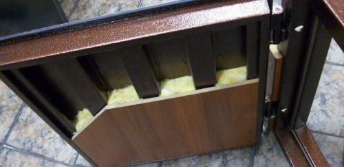 Как утеплить неразборную железную дверь. Утепление дверной коробки