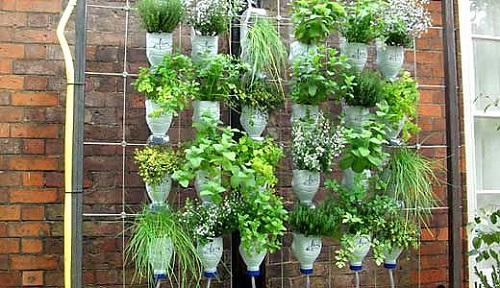 Подвесная клумба из пластиковых бутылок